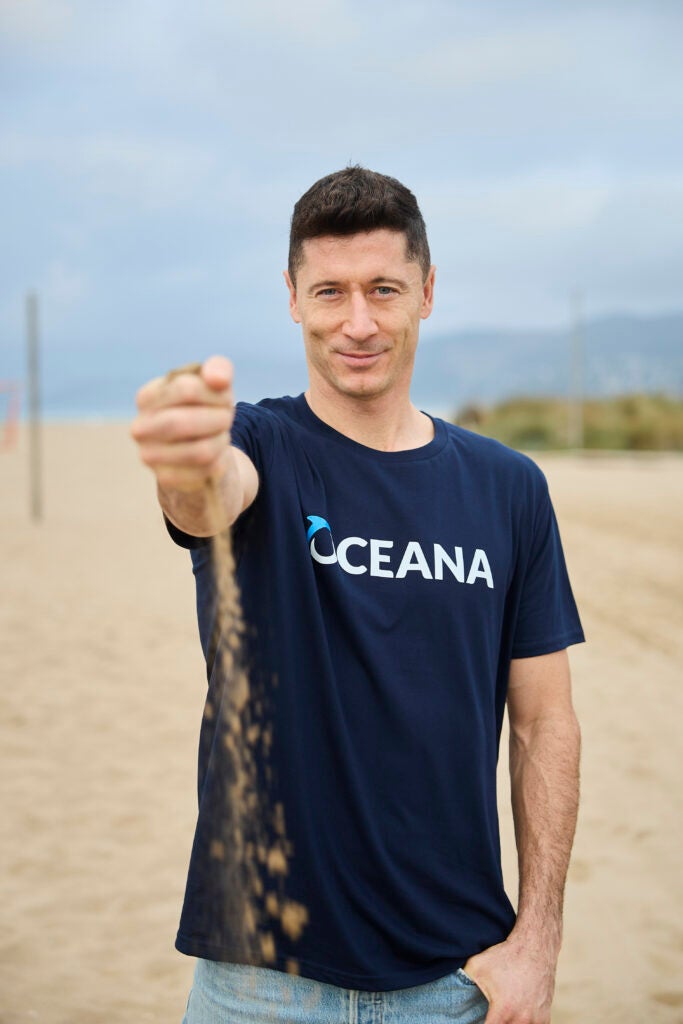 Protect the ocean with Robert Lewandowski 

©️OCEANA Robert Lewandowski