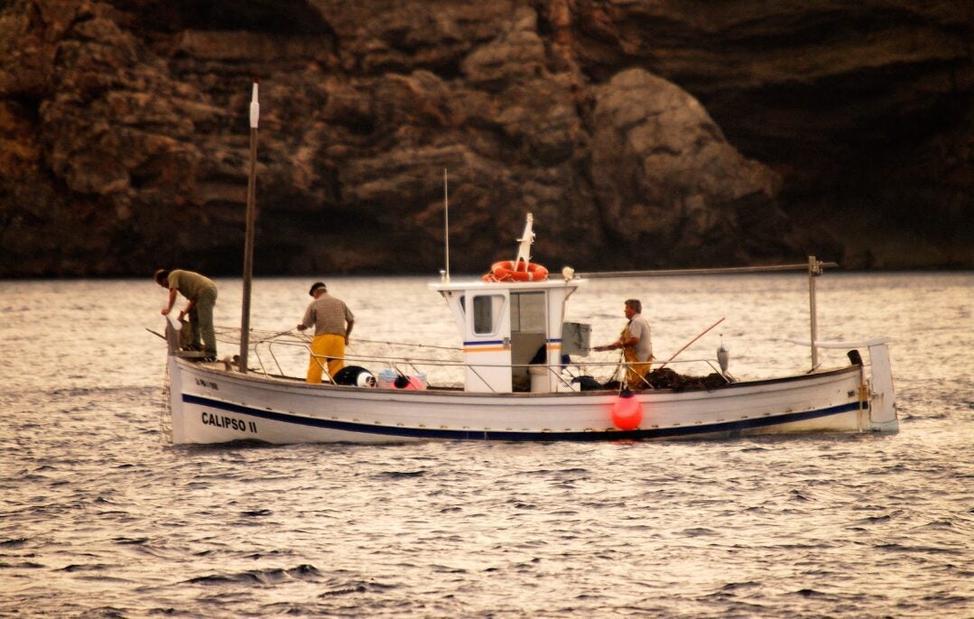 https://europe.oceana.org/wp-content/uploads/sites/26/small-scale-fishing-vessel-img_1-5.jpg